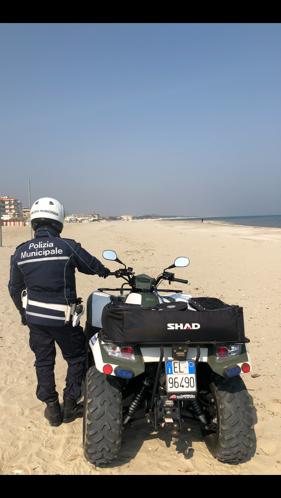 La Polizia Locale individua e denuncia un uomo a passeggio in spiaggia foto 